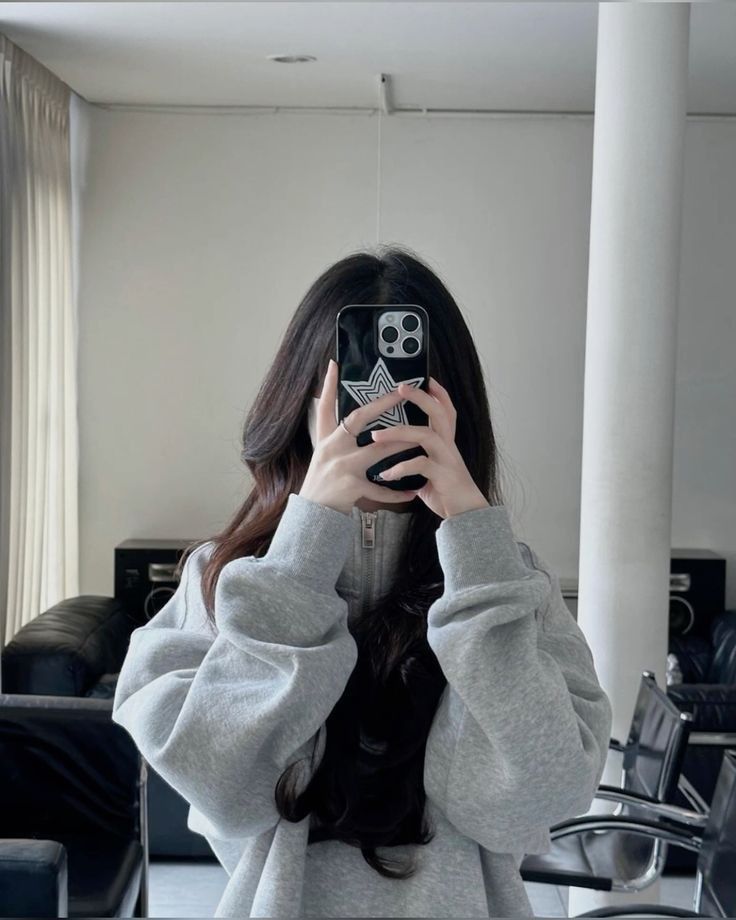 Instagram Hidden Face Mirror Selfie Instagram Hidden Face Mirror Selfie